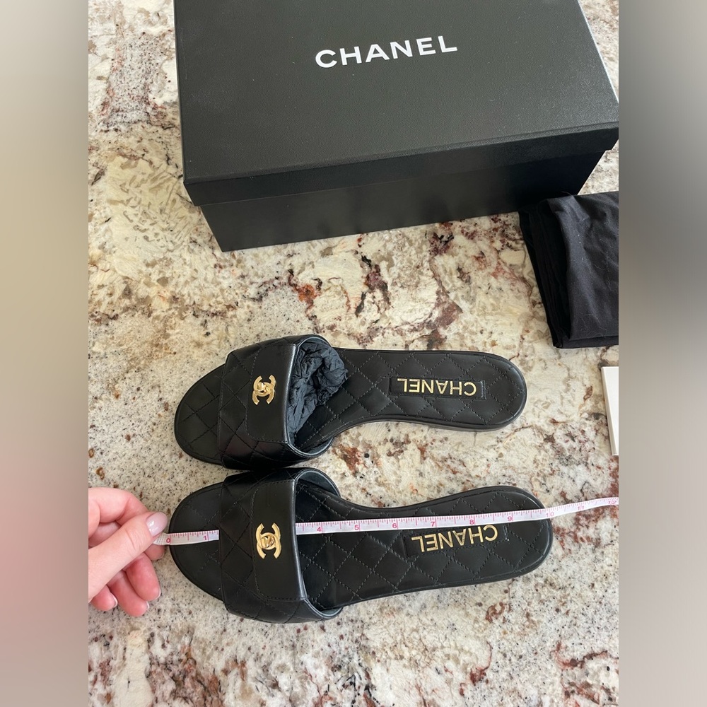 Chanel Turnlock Quilted Black Slides - Size EU 39 / US 8 - Excellent condition - Picture 5 of 16